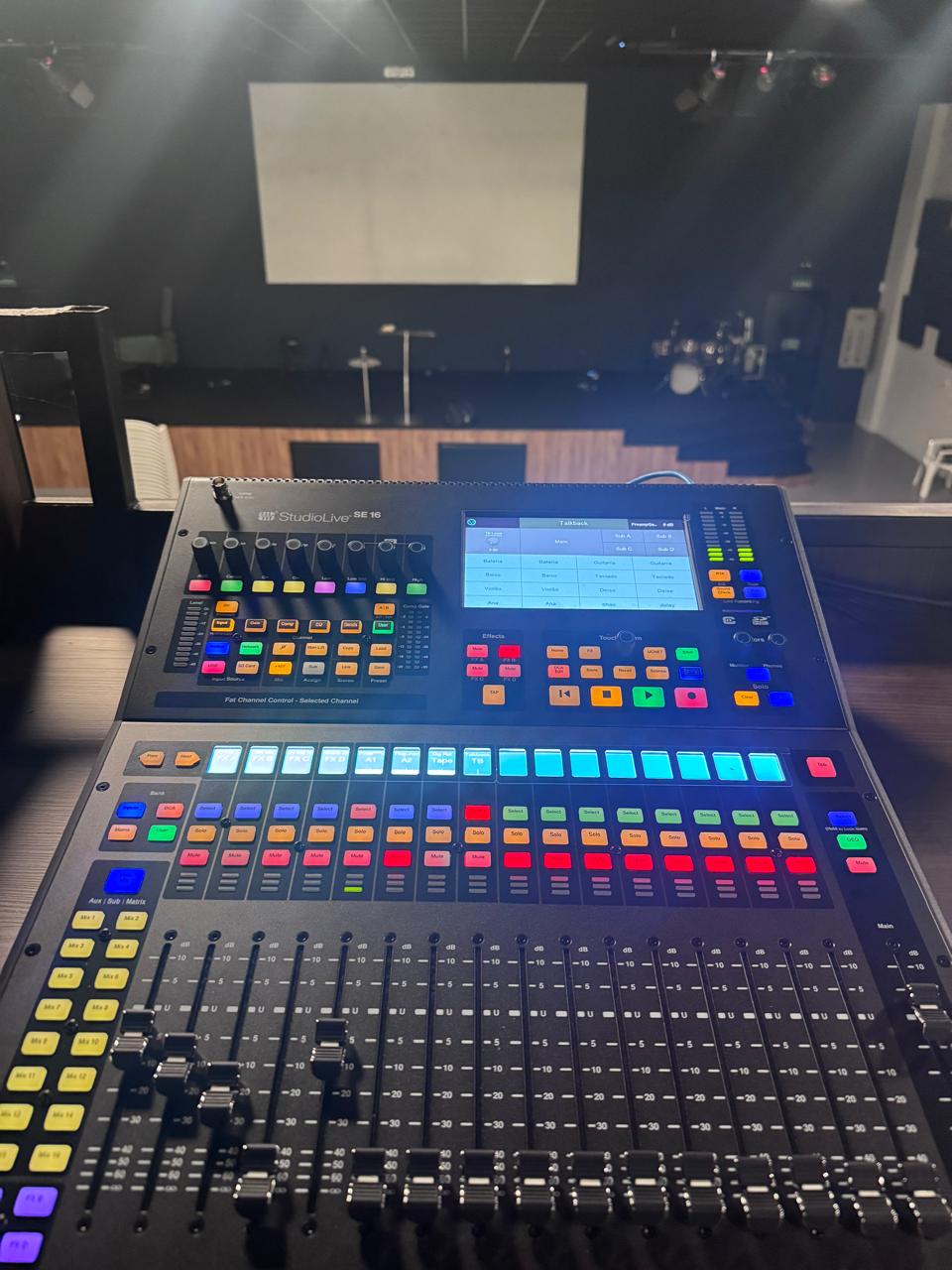 Mesa de som StudioLive na operação de um culto